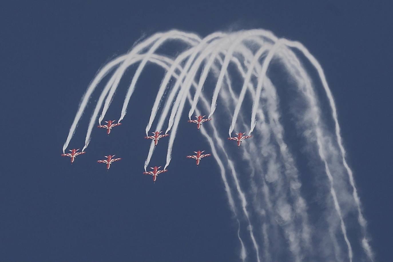 Aviones 'Kiran Mk.2' de la India Air Force (AIF) Nine Surya Kiran Aerobatic Team (SKAT) de Hindustan Aeronautics Limited (HAL) realiza un espectáculo aéreo durante la jornada inaugural de El espectáculo de aviación 'Aero India 2023' en la base de la Fuerza Aérea de Yelahanka en Bangalore, India. 