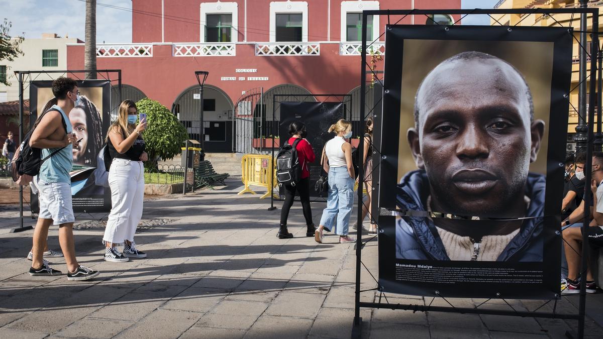 La muestra fotográfica tras el acto vandálico.