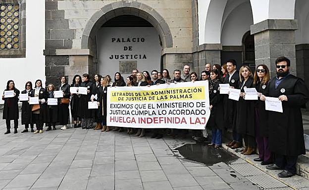 Imagen de la concentración en la puerta del Palacio de Justicia de San Agustín. 