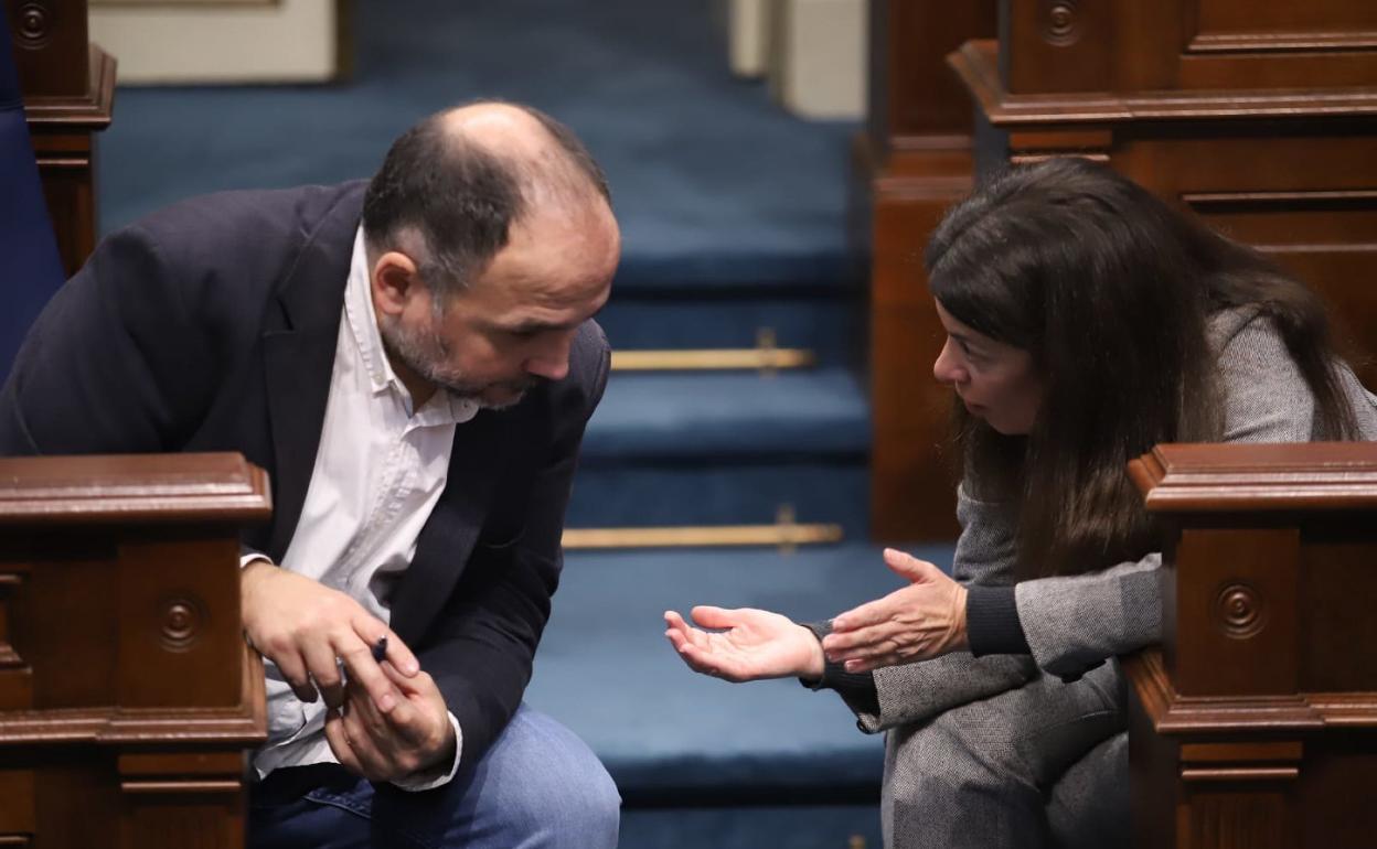 El consejero de Transición Ecológica, José Antonio Valbuena, con la diputada de CC, Socorro Beato. 