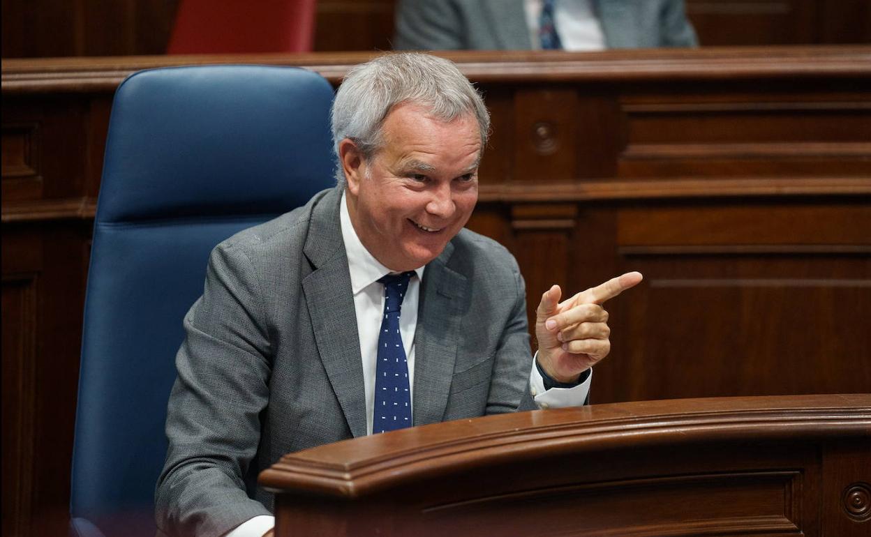 Sebastián Franquis en el Parlamento de Canarias.