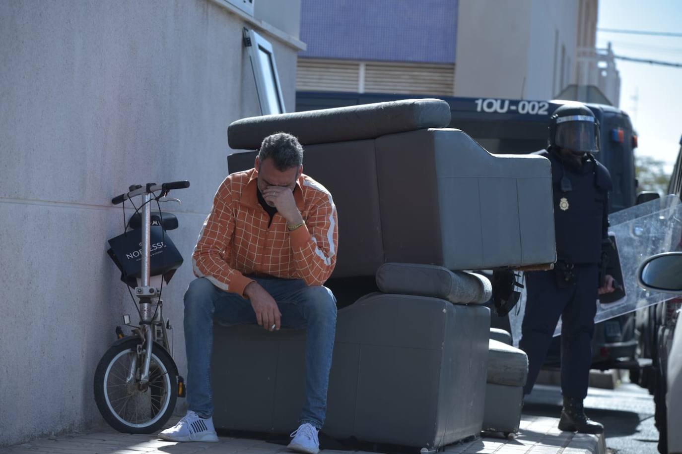 Fotos: Tensión e indignación entre los vecinos en el desalojo de Castillo del Romeral