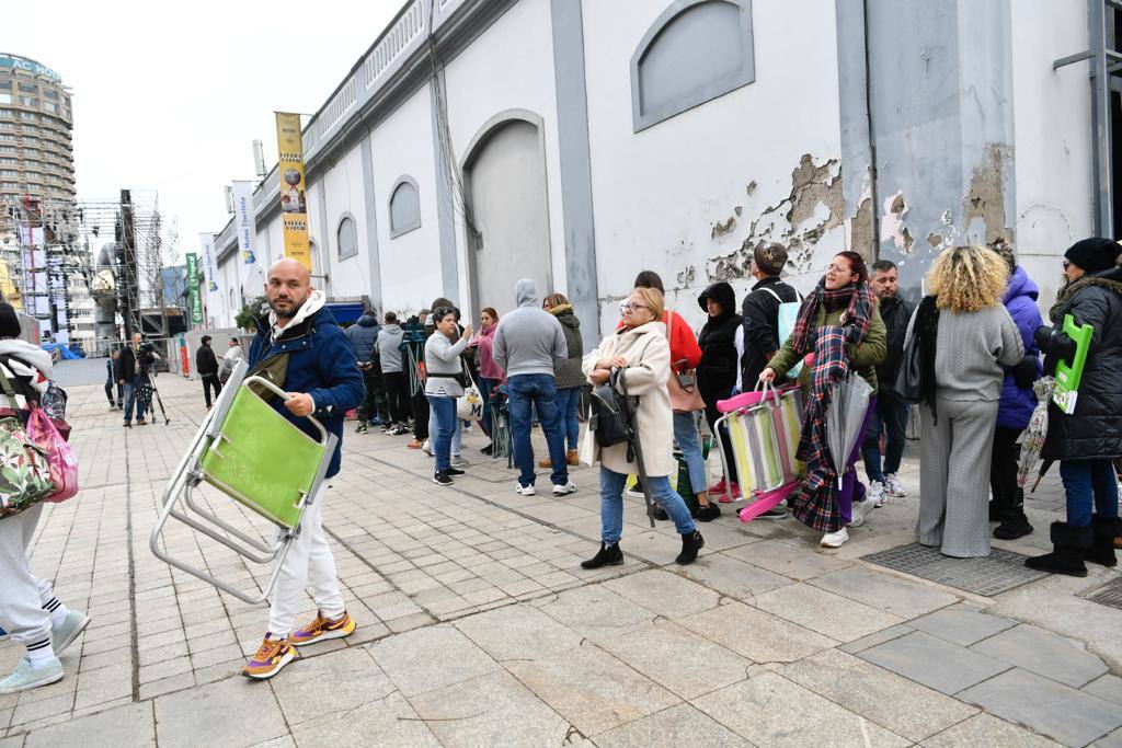 Fotos: La cola para comprar entradas de la gala drag de Las Palmas de Gran Canaria da la vuelta a la esquina