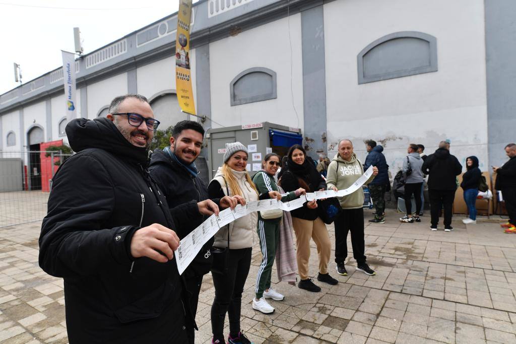 Fotos: La cola para comprar entradas de la gala drag de Las Palmas de Gran Canaria da la vuelta a la esquina