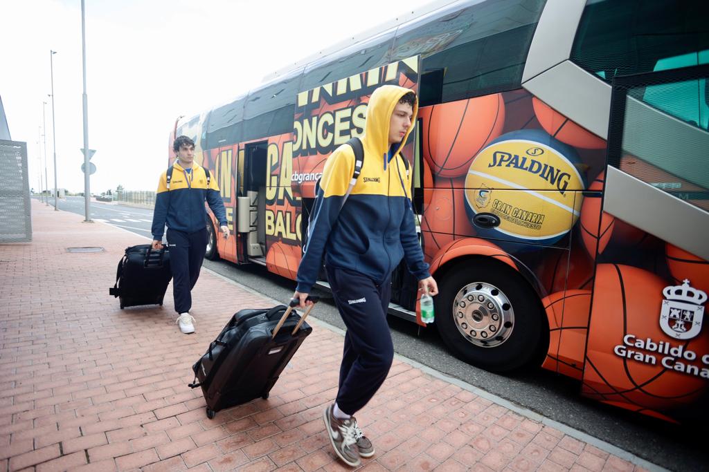 Fotos: El Granca inicia su viaje más ilusionante a la Copa