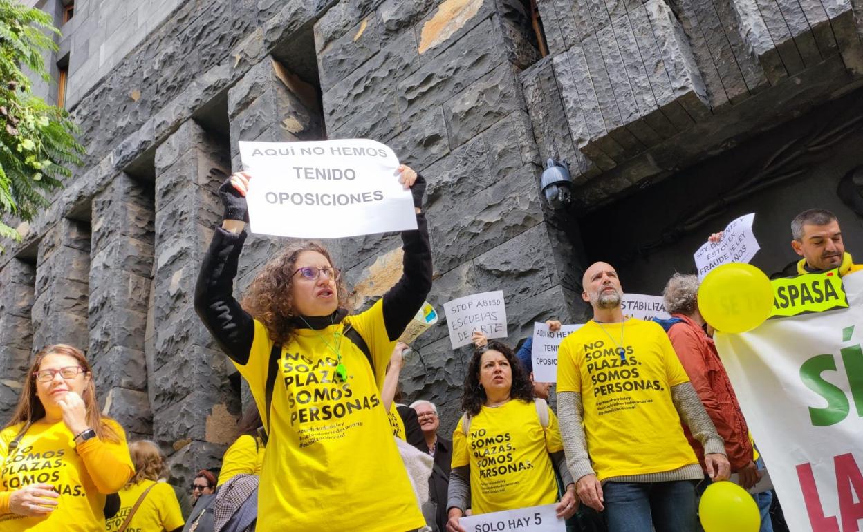 Imagen de la concentración de docentes de escuelas de Arte el pasado 11 de febrero ante la sede de Presidencia en Tenerife. 