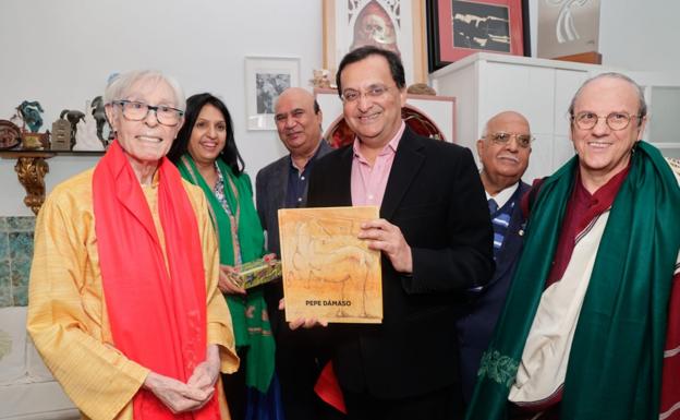 Pepe Dámaso, con Dines Kumar Patnaik, que sostiene un libro del artista.