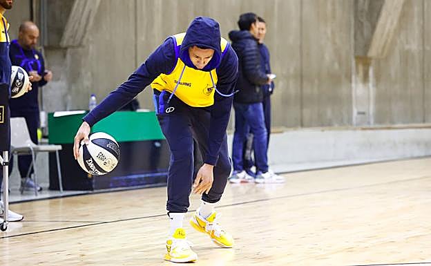 AJ Slaughter bota durante el entrenamiento. 