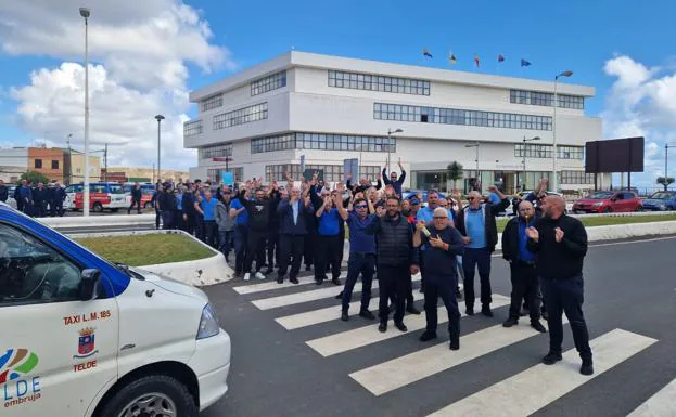 Más de un centenar de taxistas se manifestaron frente al Ayuntamiento de Telde. 