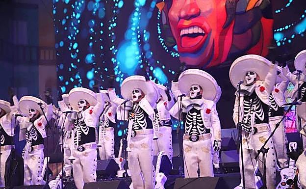 Los Titi-Roys, segunda murga en subir al escenario. 