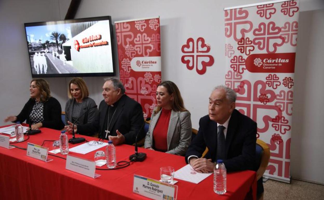 Obispo con autoridades varias y representación de Cáritas. 