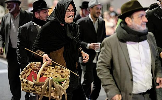 Dos de los acompañantes de la comitiva de la sardinilla. 