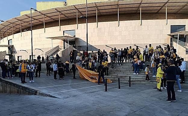 La afición amarilla espera al Gran Canaria en las inmediaciones del Olímpico de Badalona. 
