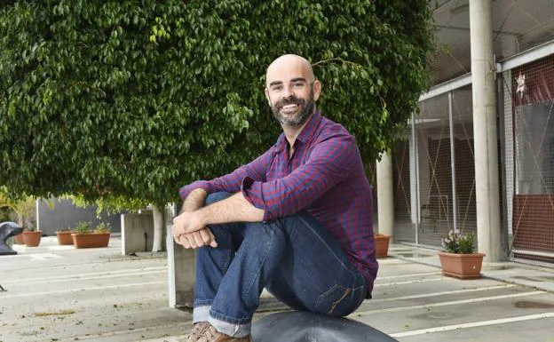 Mingo Ruano asume el rol del periodista Luján. 