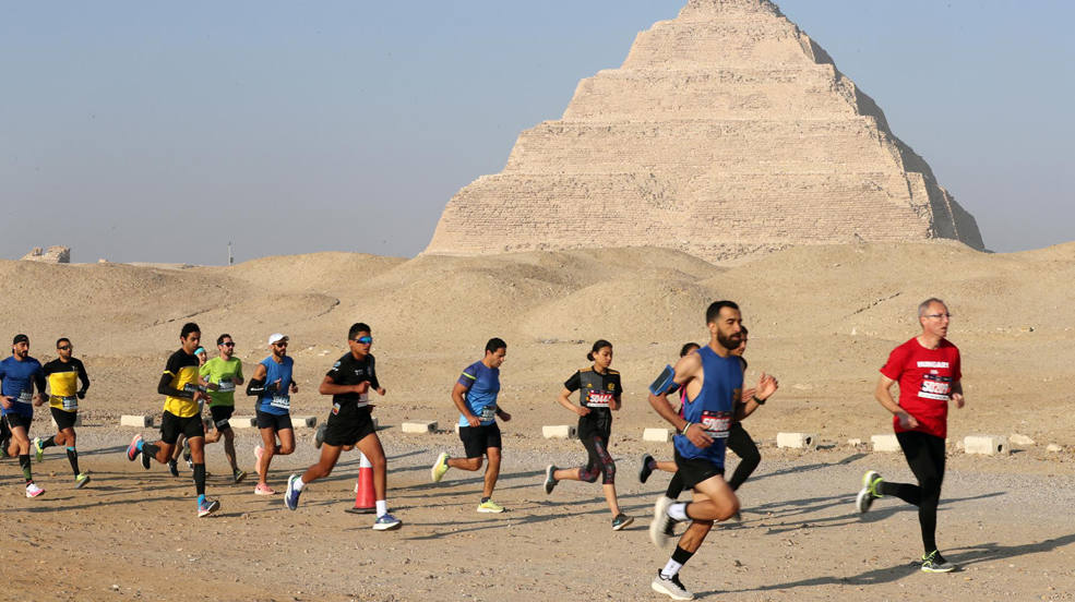 Participantes corren durante la Carrera de la Pirámide de Saqqara en Giza, en las afueras de El Cairo, Egipto. Corredores de todo el mundo participaron en la carrera de maratón ofreciendo distancias de 5 km y 10 km en la meseta de Giza, que alberga la Pirámide Saqqara de Giza. 