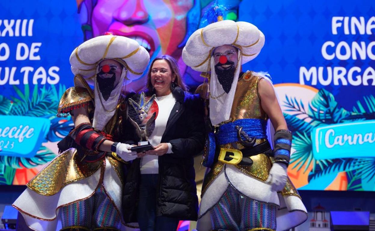 Entrega de premio a Los Simplones, de manos de la presidenta insular, María Dolores Corujo. 