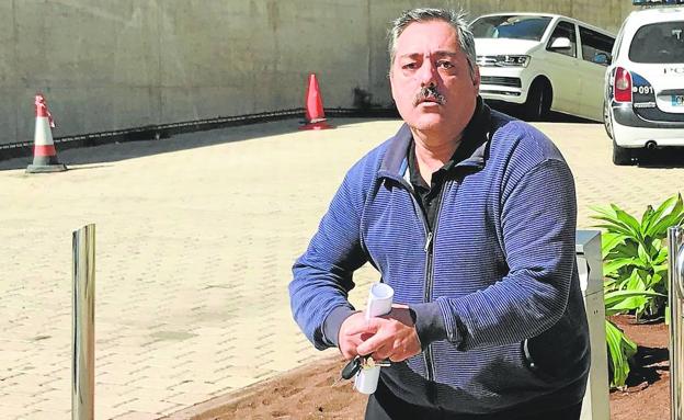 Miguel Ramos en la puerta del juzgado cuando agredió a un periodista, hecho por el que fue condenado.