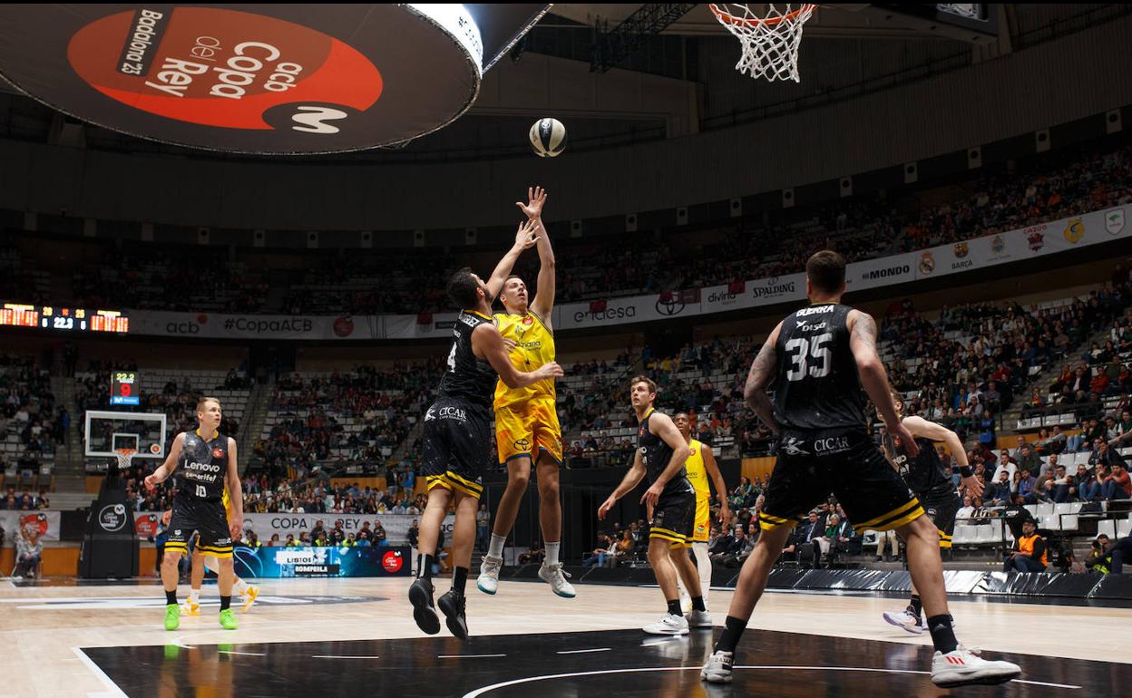 Miquel Salvó deja el gancho en el partido contra el Lenovo Tenerife. 