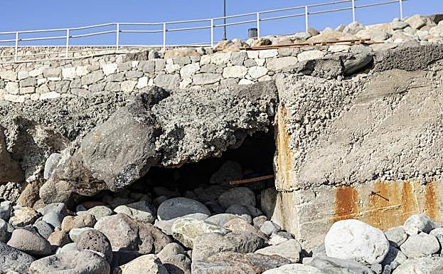 Acusado desnivel entre el final de la rampa y la orilla de la bahía. 