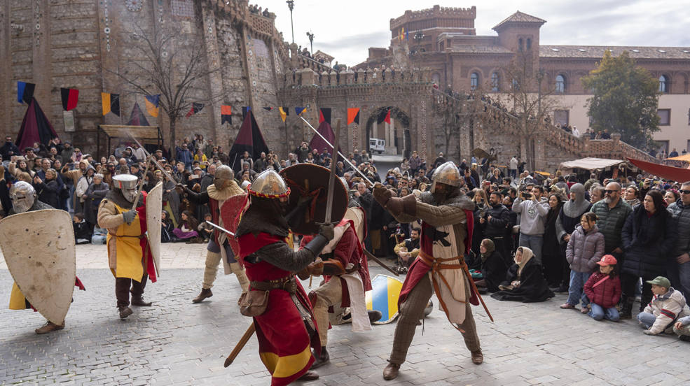 Ambiente medieval en las calles de Teruel durante la fiesta medieval de las Bodas de Isabel de Segura en la que se recrea la historia de los Amantes de Teruel.