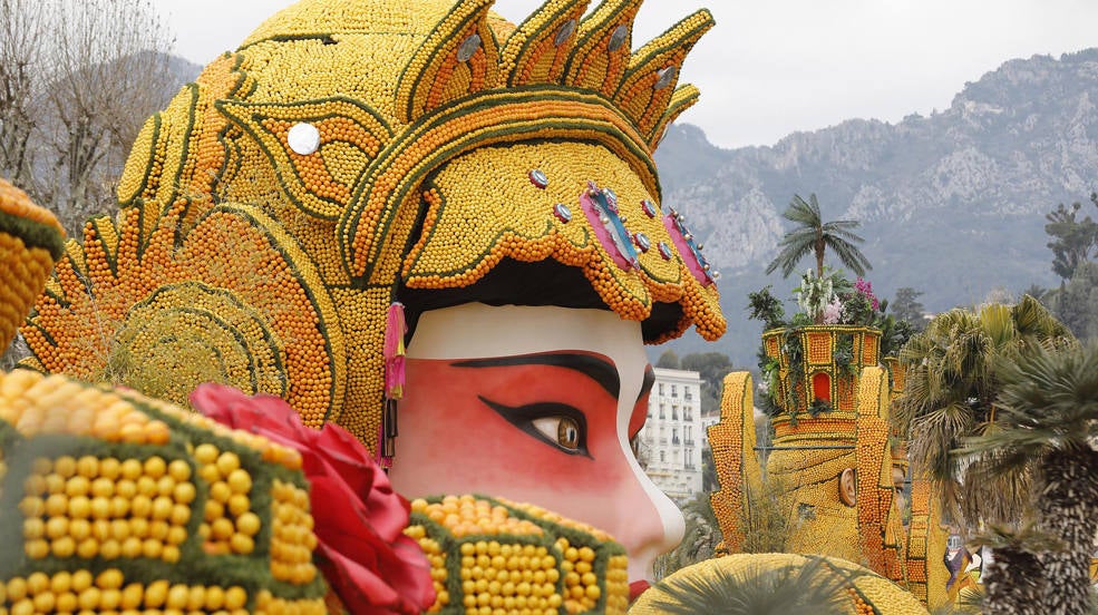 Una escultura titulada 'Madame Butterfly' hecha con limones y naranjas durante el 89º Festival del Limón en Menton, Francia, este viernes. Este año, el tema del festival es 'Rock y Ópera' y se realizará hasta el 26 de febrero. Situada muy próxima a la frontera con Italia, Menton es conocida por su industria de frutas cítricas, debido a su clima mediterráneo templado. 