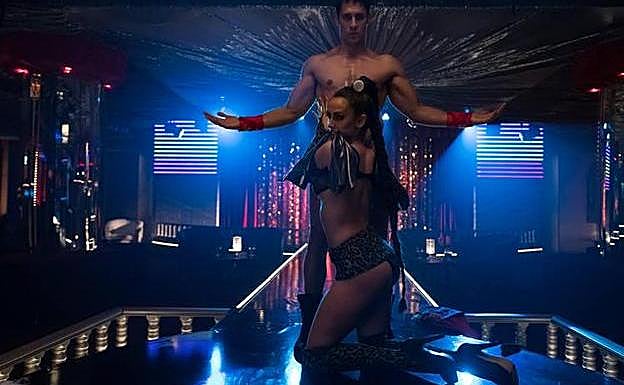 Actuación de Nacho y Sara en la sala Bagdad de la serie.