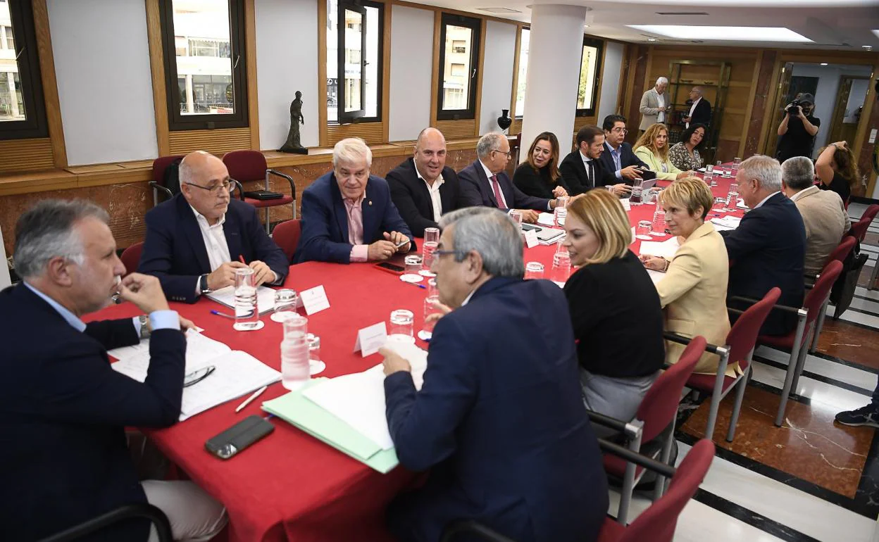 Imagen de archivo de una reunión entre los presidentes de cabildos y el Gobierno canario. 