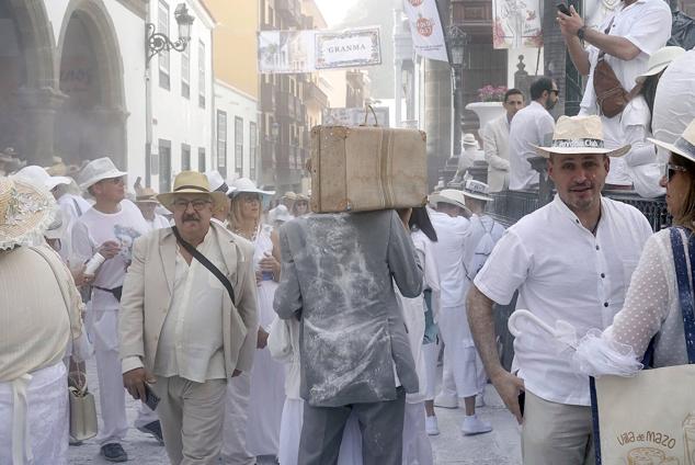 Fotos: Santa Cruz de La Palma se tiñe de blanco en la celebración de Los Indianos