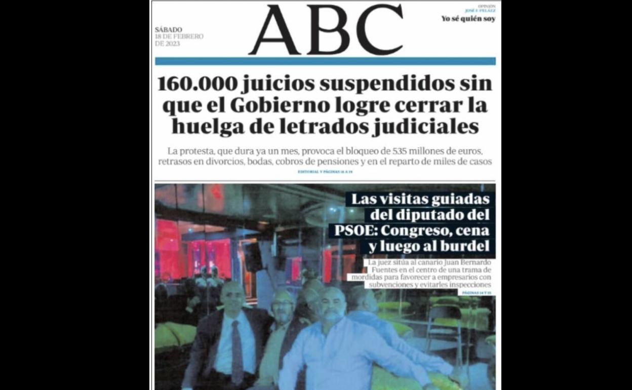 Juan Bernardo Fuentes, en el centro de la imagen, en un local de alterne madrileño. 