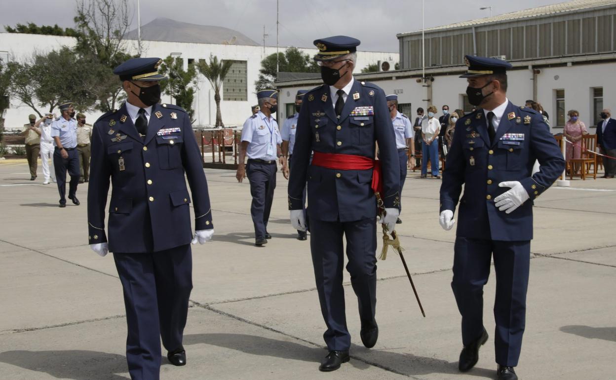 Autoridades militares en un acto en la base de Guacimeta. 