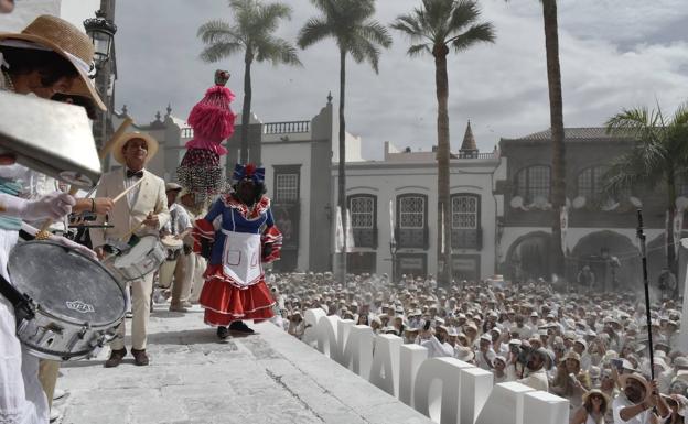 Los indianos acogen a la Negra Tomasa en Santa Cruz de La Palma. 