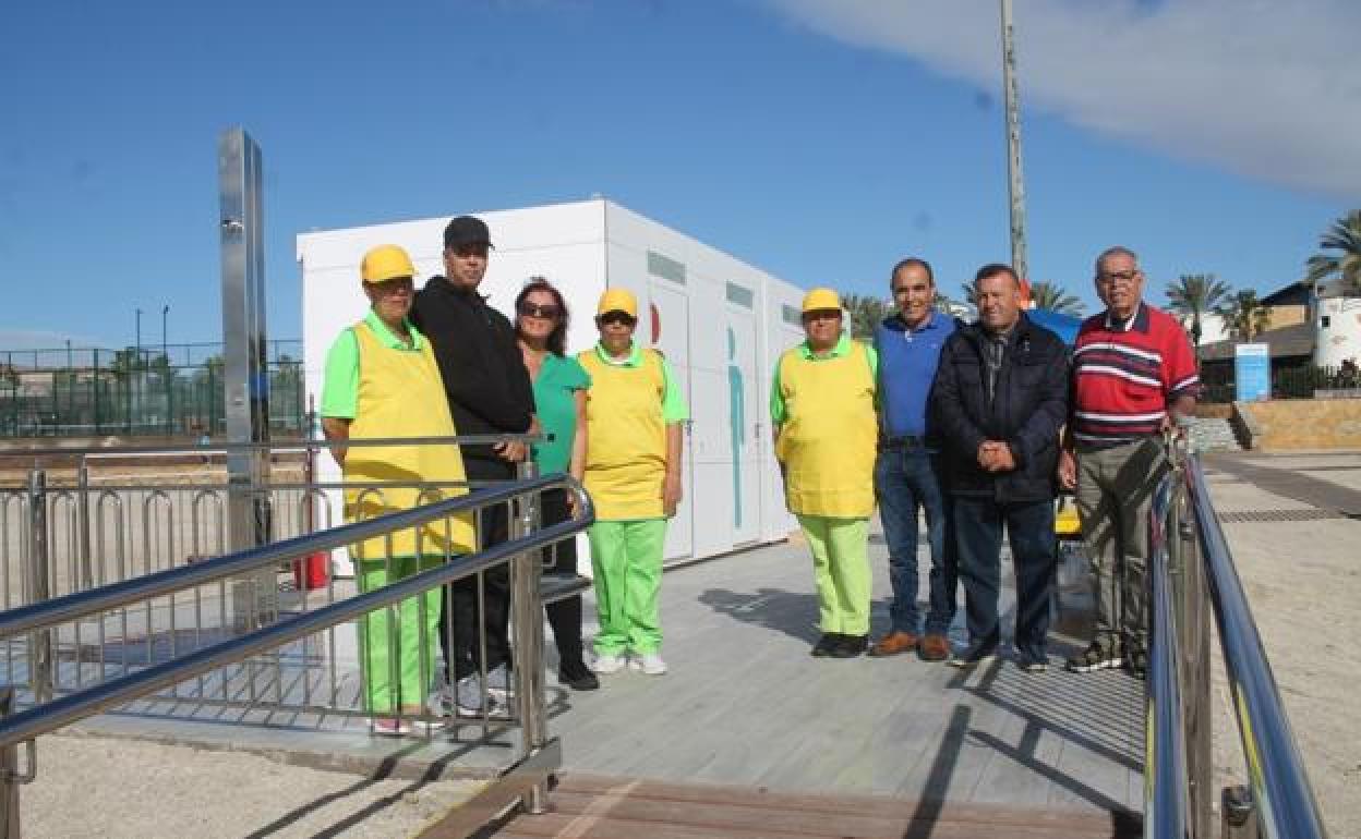 El alcalde Matías Peña, la edil de Playas, Deborah Edgington y el personal de limpieza, en los nuevos baños. 