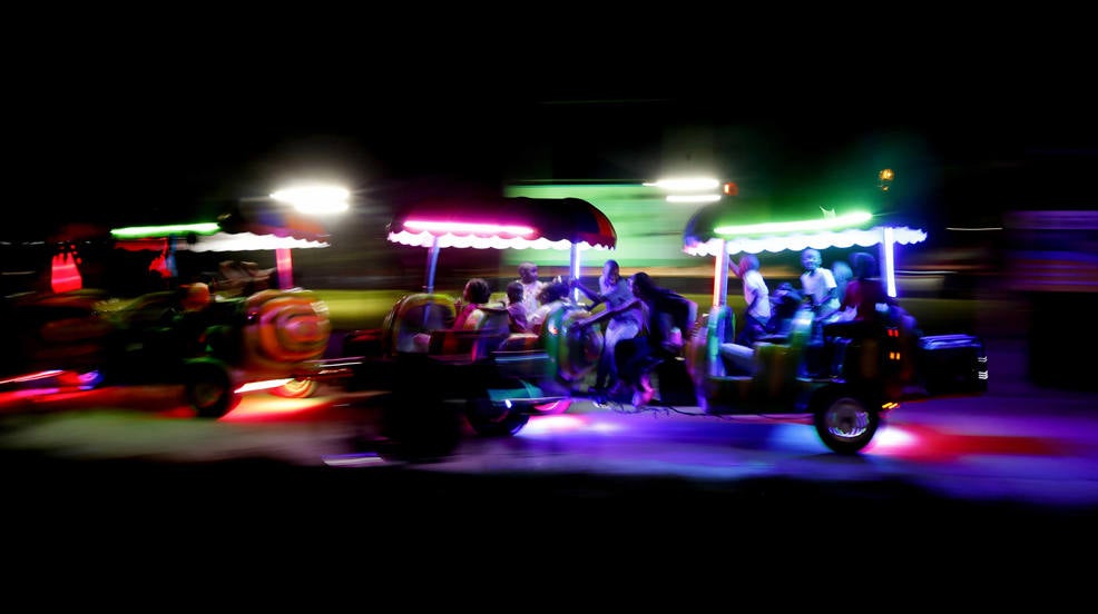 Niños pasean en un vehículo tipo gusano durante las fiestas de navidad, en Quinamayó, corregimiento de Jamundí, en el Valle del Cauca (Colombia). Las lágrimas de Mónica Carabalí Lasso no paran de brotar: el "Niño Jesús Negro" nace en Quinamayó, un pueblo del suroeste de Colombia, y con él se celebra el rompimiento de las cadenas que oprimieron por años a la comunidad afro, mientras que con bailes tradicionales muestran su alegría por gozar de libertad. 