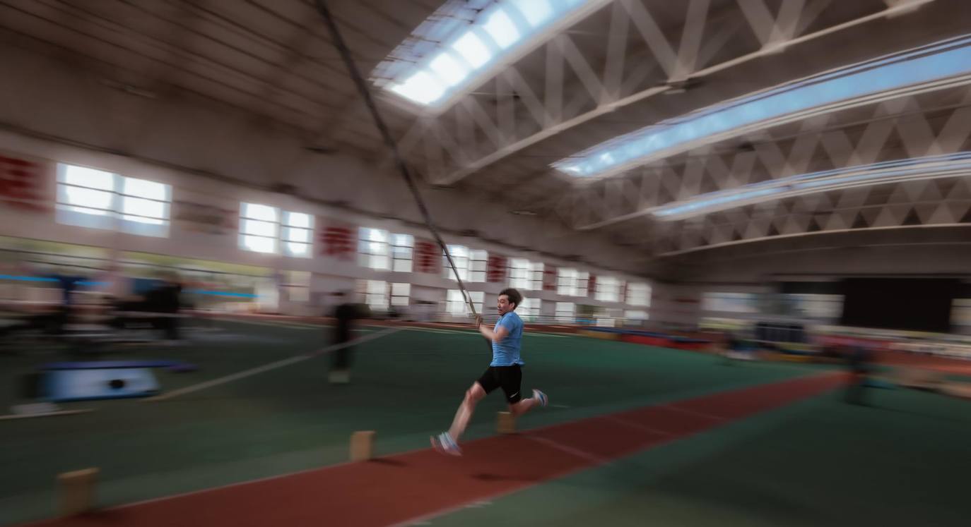 Una fotografía de exposición lenta muestra a un atleta, durante la preparación de los Juegos de la Juventud de China y los Juegos Asiáticos de Hangzhou, en el centro de entrenamiento del Jiangsu Sports Bureau. 