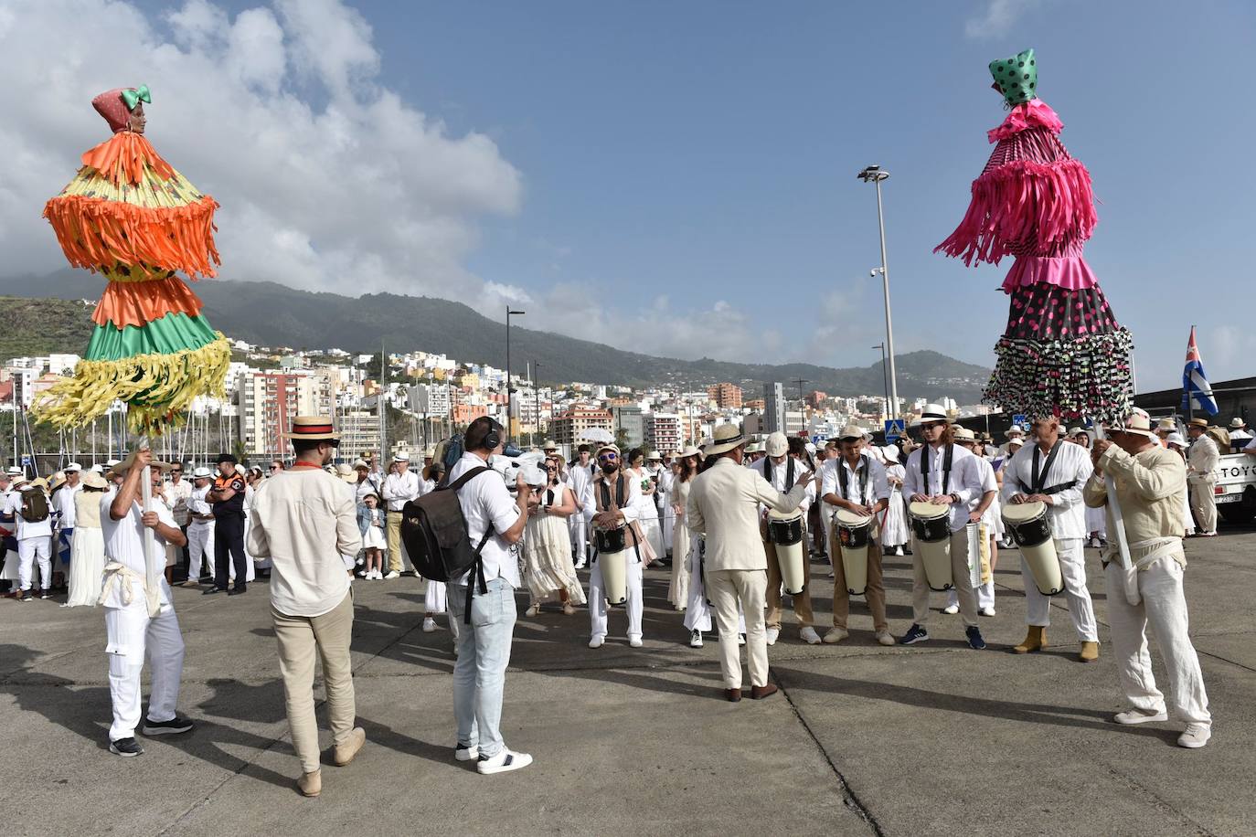 Fotos: Santa Cruz de La Palma se tiñe de blanco en la celebración de Los Indianos