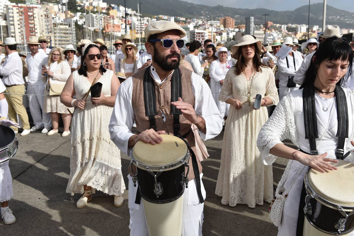 Fotos: Santa Cruz de La Palma se tiñe de blanco en la celebración de Los Indianos