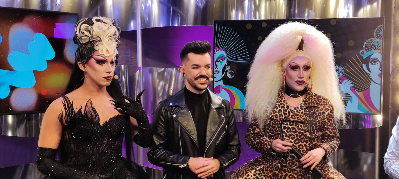 Los presentadores de la preselección drag: Drag Sethlas (i); Tomás Galván (c); y Samantha Ballentines (d). 