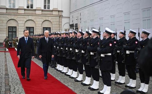 El presidente Joe Biden y su homólogo polaco Andrezj Duda pasan revista a las tropas en Varsovia.