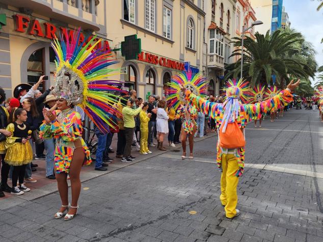 Fotos: El ritmo y el color marcan el pasacalles del carnaval de Las Palmas de Gran Canaria