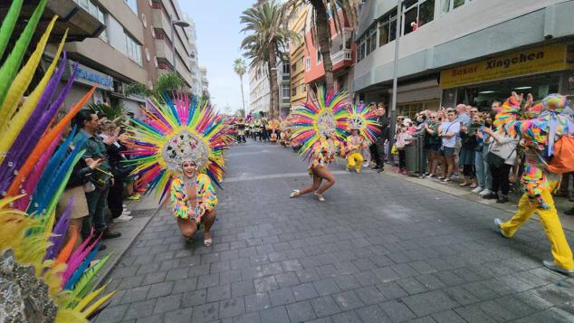 Fotos: El ritmo y el color marcan el pasacalles del carnaval de Las Palmas de Gran Canaria