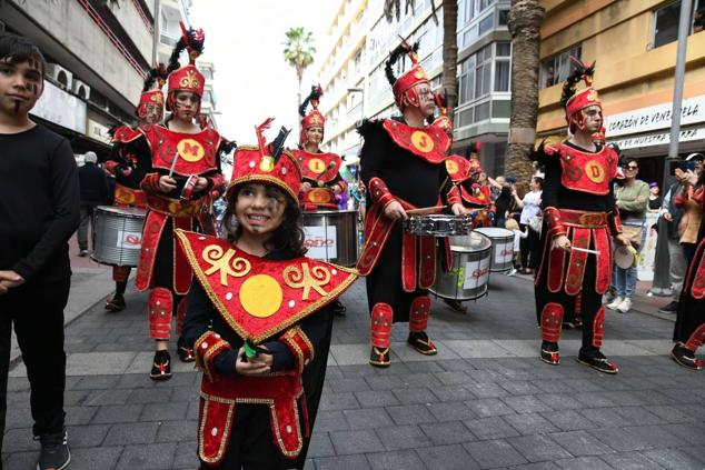 Fotos: El ritmo y el color marcan el pasacalles del carnaval de Las Palmas de Gran Canaria