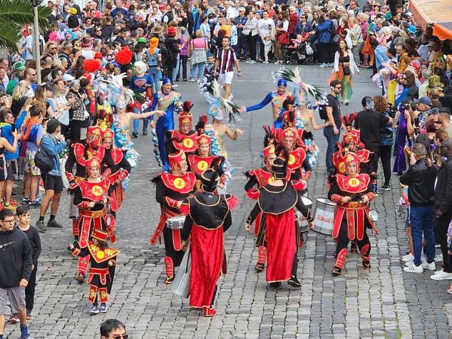 Fotos: El ritmo y el color marcan el pasacalles del carnaval de Las Palmas de Gran Canaria