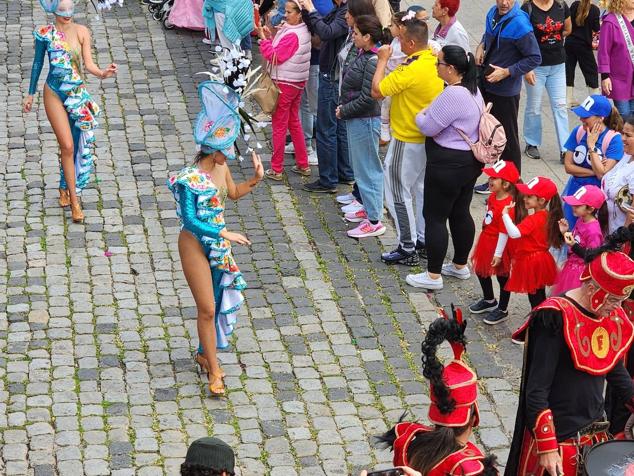 Fotos: El ritmo y el color marcan el pasacalles del carnaval de Las Palmas de Gran Canaria