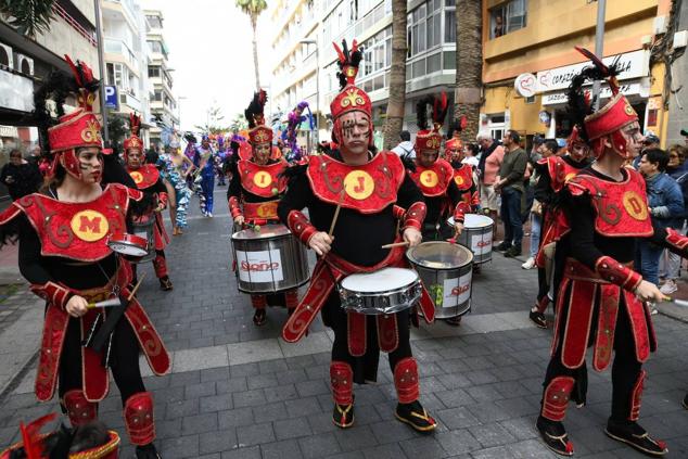 Fotos: El ritmo y el color marcan el pasacalles del carnaval de Las Palmas de Gran Canaria