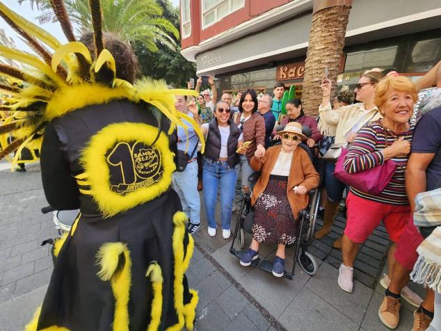 Fotos: El ritmo y el color marcan el pasacalles del carnaval de Las Palmas de Gran Canaria