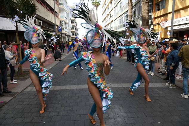 Fotos: El ritmo y el color marcan el pasacalles del carnaval de Las Palmas de Gran Canaria