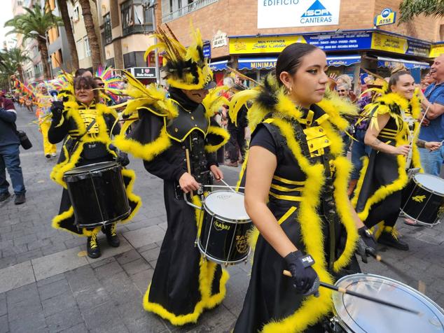 Fotos: El ritmo y el color marcan el pasacalles del carnaval de Las Palmas de Gran Canaria