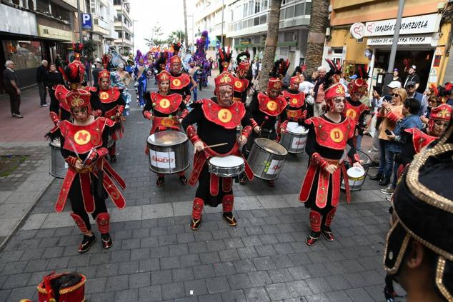 Fotos: El ritmo y el color marcan el pasacalles del carnaval de Las Palmas de Gran Canaria