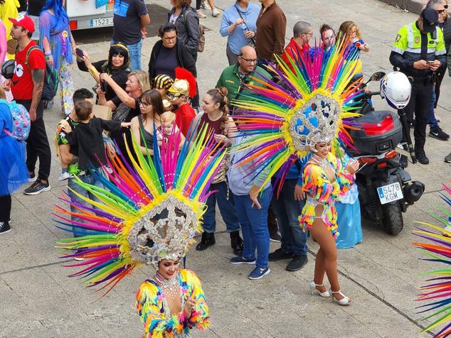 Fotos: El ritmo y el color marcan el pasacalles del carnaval de Las Palmas de Gran Canaria