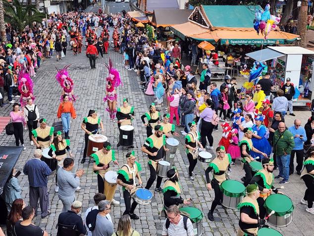 Fotos: El ritmo y el color marcan el pasacalles del carnaval de Las Palmas de Gran Canaria